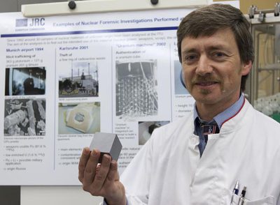 El investigador principal del proyecto, Klaus Mayer, muestra una réplica del cubo de uranio analizado.