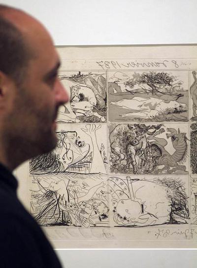 Un hombre ante uno de los grabados de Picasso expuestos en A Coruña.