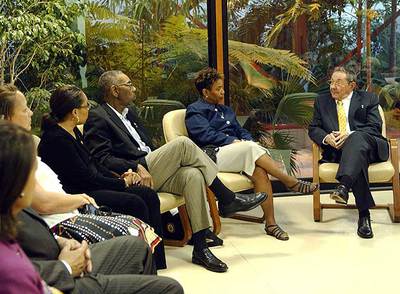 Raúl Castro, a la derecha, con los congresistas de EE UU, en una imagen cedida por el diario oficial  Granma. 