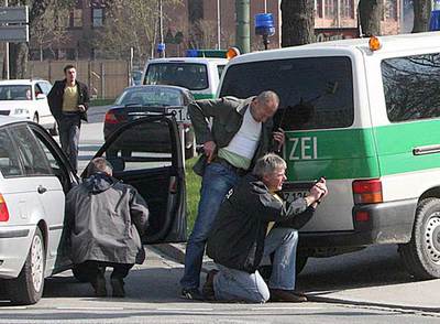 Policías en el exterior de la Audiencia de Landshut.