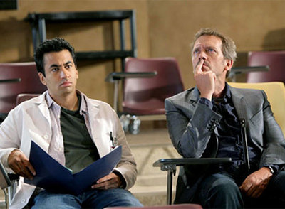 Kal Penn y Hugh Laurie en  House. 