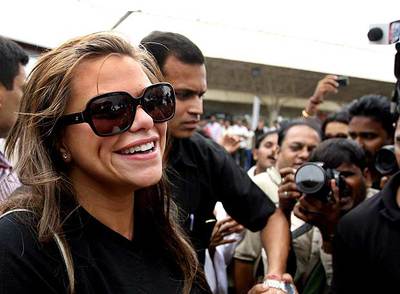 Jade Goody, fallecida en 2009 por cáncer cervical, a su llegada a India tras hacer pública su enfermedad.