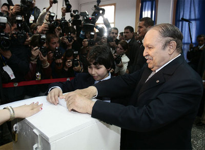 Buteflika deposita su voto en un colegio electoral en Argel.