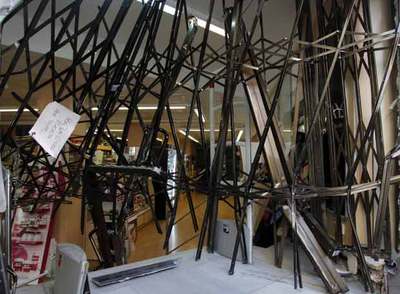 Estado de la valla de  seguridad de la perfumería Eliris tras el  alunizaje  de la madrugada del jueves.