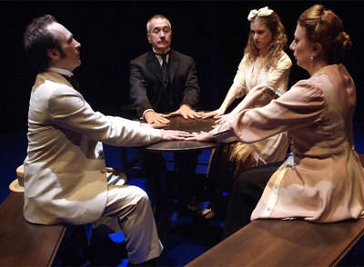 Representación de  Tantas voces... , de Pirandello, con dirección de Natalia Menéndez y escenografía de Andrea D'Orico.