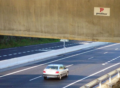 EL SELLO DE LA EMPRESA DE HERNÁNDEZ, EN LA AUTOVÍA DEL SALNÉS