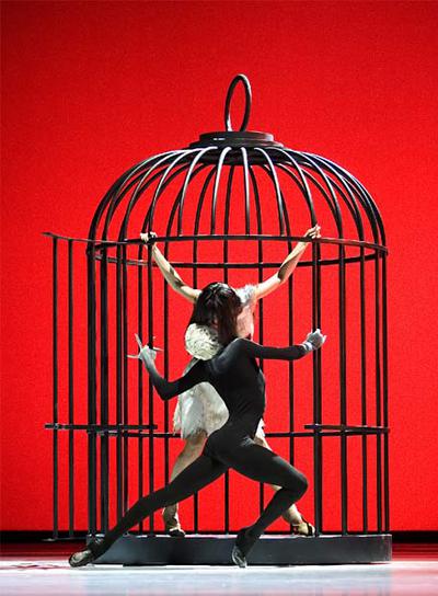 Los Ballets de Montecarlo bailan  Fausto  en los Teatros del Canal.