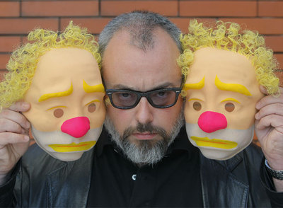 Álex de la Iglesia, con dos máscaras de payaso, una de sus pasiones junto a las  barbies. 