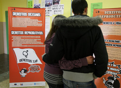 Alumnos del instituto de Santa Comba frente a la exposición didáctica  Educación erótica, afectividade e autoestima .
