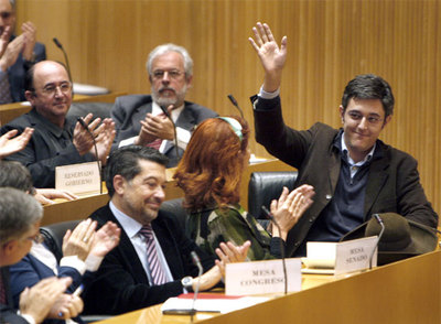 Eduardo Madina saluda a sus compañeros tras ser designado por Zapatero.