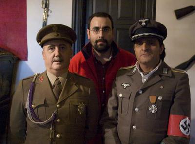 Ramón Pérez, el doble de Franco, junto al director de  O Labirinto Ario , Alfredo Pardo, y el actor Julio Cela en su papel de Doctor Manfred.