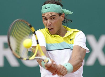 Rafael Nadal da un golpe de revés durante su partido victorioso contra Juan Ignacio Chela.