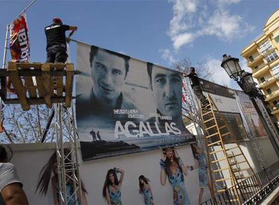 Dos operarios colocaban ayer un  cartel del Festival de Málaga.