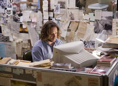 Russell Crowe, en su cubículo de trabajo en  La sombra del poder. 