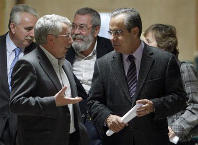 Corbacho (a la derecha) conversa con Toxo. Detrás, Bárcenas (izquierda) y Méndez.