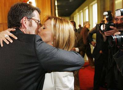 Alberto Núñez Feijóo besa a su novia , Carmen Gámir, en los pasillos del Parlamento tras ser investido presidente de la Xunta.