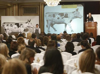 La agente  de Christie's subasta la vaca  Muuuy informada,   diseñada por Alicia Estefanía y patrocinada por EL PAÍS. 