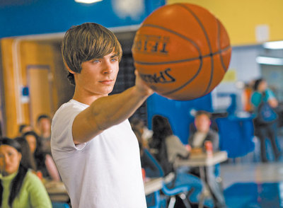 Con  17 otra vez,  Efron busca reorientar su carrera. Sin embargo, el  basket  y los números musicales de  High School Musical  siguen ahí.