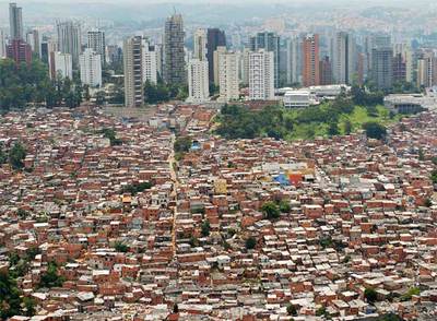 ¿Sustituirá la ciudad de los ciudadanos a la de los arquitectos y las instituciones? Una imagen de la favela Morumbi de São Paulo, con los rascacielos de la ciudad al fondo.