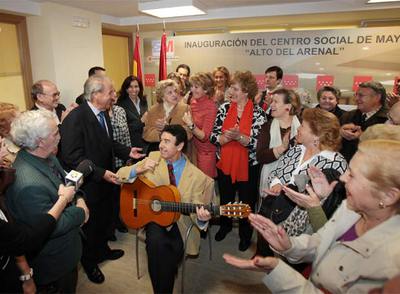La presidenta inaugura cantando copla