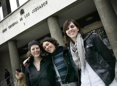 De izquierda a derecha, Blanca Costa, Aurora Velasco y Anne Vandelier, delante de los juzgados de la plaza de Castilla.