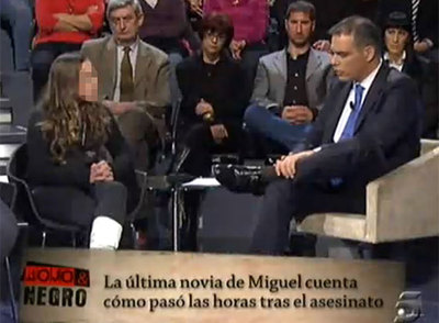 Imagen del programa  Rojo y negro,   con la última novia de Miguel Carcaño en el plató. 