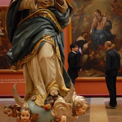 La Inmaculada de Josep Esteve Bonet, y, al fondo, la Virgen del Rosario de Josep Camarón, en la concatedral de Castellón, dentro de la muestra  La luz de las imágenes. 