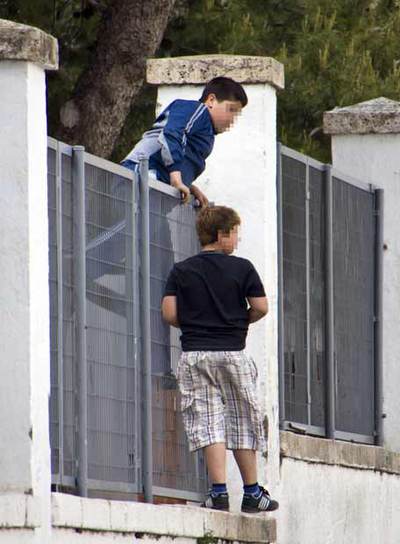 Niños de La Chanca saltaban ayer las rejas del colegio del barrio para jugar dentro.