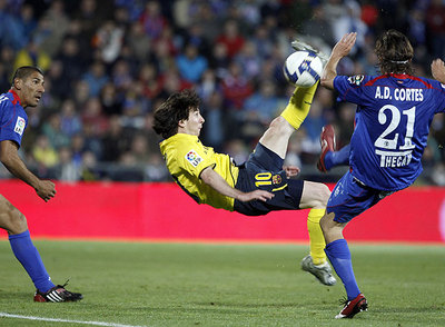 Messi intenta rematar de chilena ante Cortés.