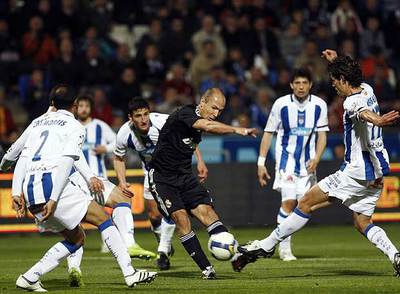 Robben chuta a puerta rodeado de jugadores del Recreativo.