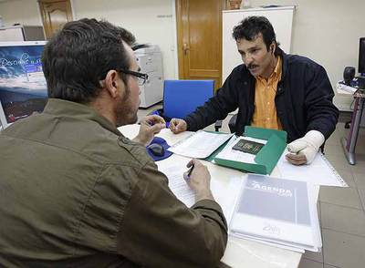 José Carlos Segundo Bravo, técnico de empleo, con Yousef Aarab, pintor en paro, en Toledo.