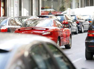 La imagen de las congestiones de tráfico en las capitales vascos es consustancial a la vida diaria, aunque los planes de movilidad empiezan a dar sus frutos.