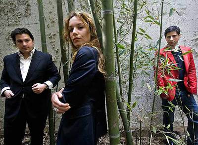 Diego Flores, a la izquierda, editor de  V Spain,  junto a Raquel García y Román Lata Ares.