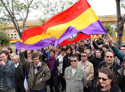Asistentes al homenaje a las víctimas del franquismo celebrado ayer en el Cementerio Municipal de Valencia.