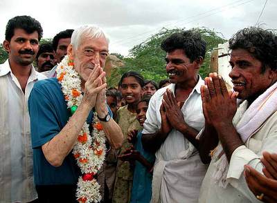 Arriba, Vicente Ferrer, en una foto de archivo, recibiendo un homenaje en un pueblo de Anantapur. Abajo, un grupo de personas gritan 
