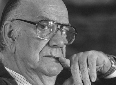 Camilo José Cela, autor de la novela  La Cruz de San Andrés .