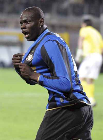 Balotelli celebra su gol a  la Juve. 