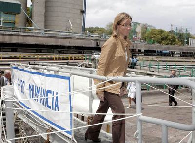 La ministra de Defensa, Carme Chacón, accede a la fragata  Numancia,  atracada en el puerto de Mombasa.