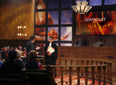 La estrella de  El abogado del diablo,  Gerard Spong, de pie, a la derecha.