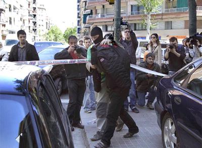 Uno de los detenidos, tras abandonar el registro del  pub  de los Ángeles del Infierno.