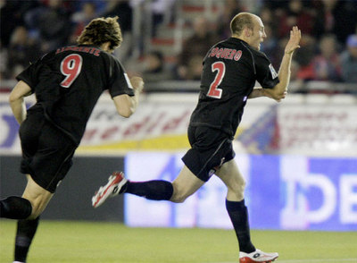 Toquero, seguido de Llorente, celebra el gol del triunfo del Athletic.