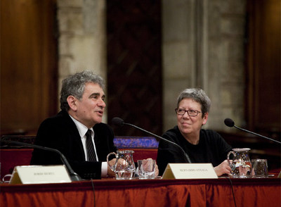 El escritor Bernardo Atxaga y la periodista Rosa Mora, ayer, en el Saló de Cent.