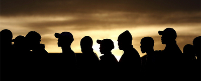 Varios votantes hacen cola al amanecer en las puertas de un colegio electoral en Khayelitsha, en Ciudad del Cabo.