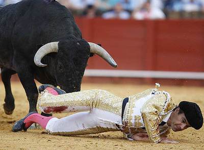 El Cid, tras ser volteado por el sexto toro de la tarde.