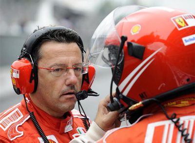 Stefano Domenicali habla con un mecánico durante un entrenamiento.