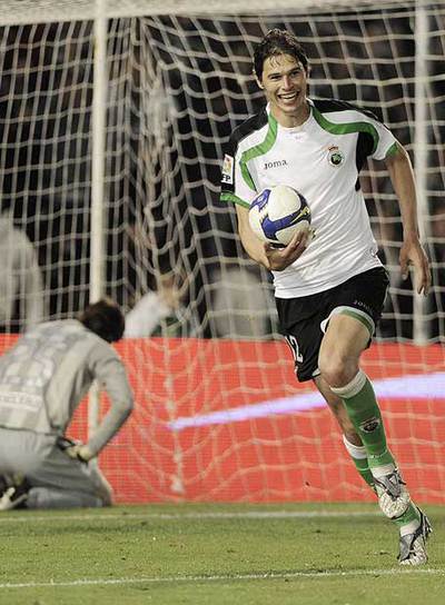 Zigic celebra su gol, el quinto del Racing, con Leo Franco arrodillado al fondo.