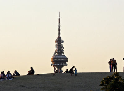 Parque de Madrid con  el Pirulí  de RTVE al fondo.