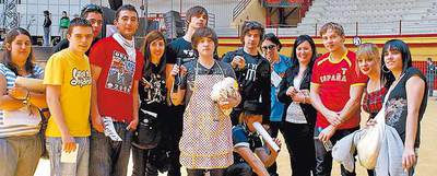 La banda sueca Mando Diao, con su  street team  granadino el 4 de abril. Como los Beatles, pero en 2009.