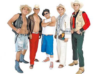 Los Pikadientes de Caborca. En el centro, Francisco González, autor de la  Cumbia del río. 