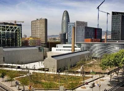 En primer término, el conjunto antes fabril de Can Framis, el espacio dedicado a la pintura catalana de la Fundación Vila Casas.rn  carmen secanellarnAntoni Vila Casas.
